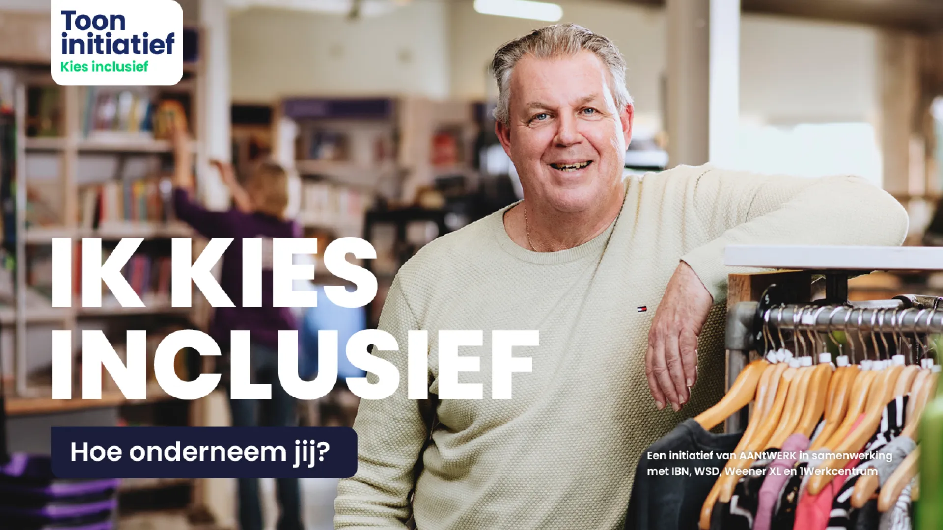 Ad Vogels poseert in een winkel van Het Goed voor de campagne 'Toon initiatief, kies inclusief'